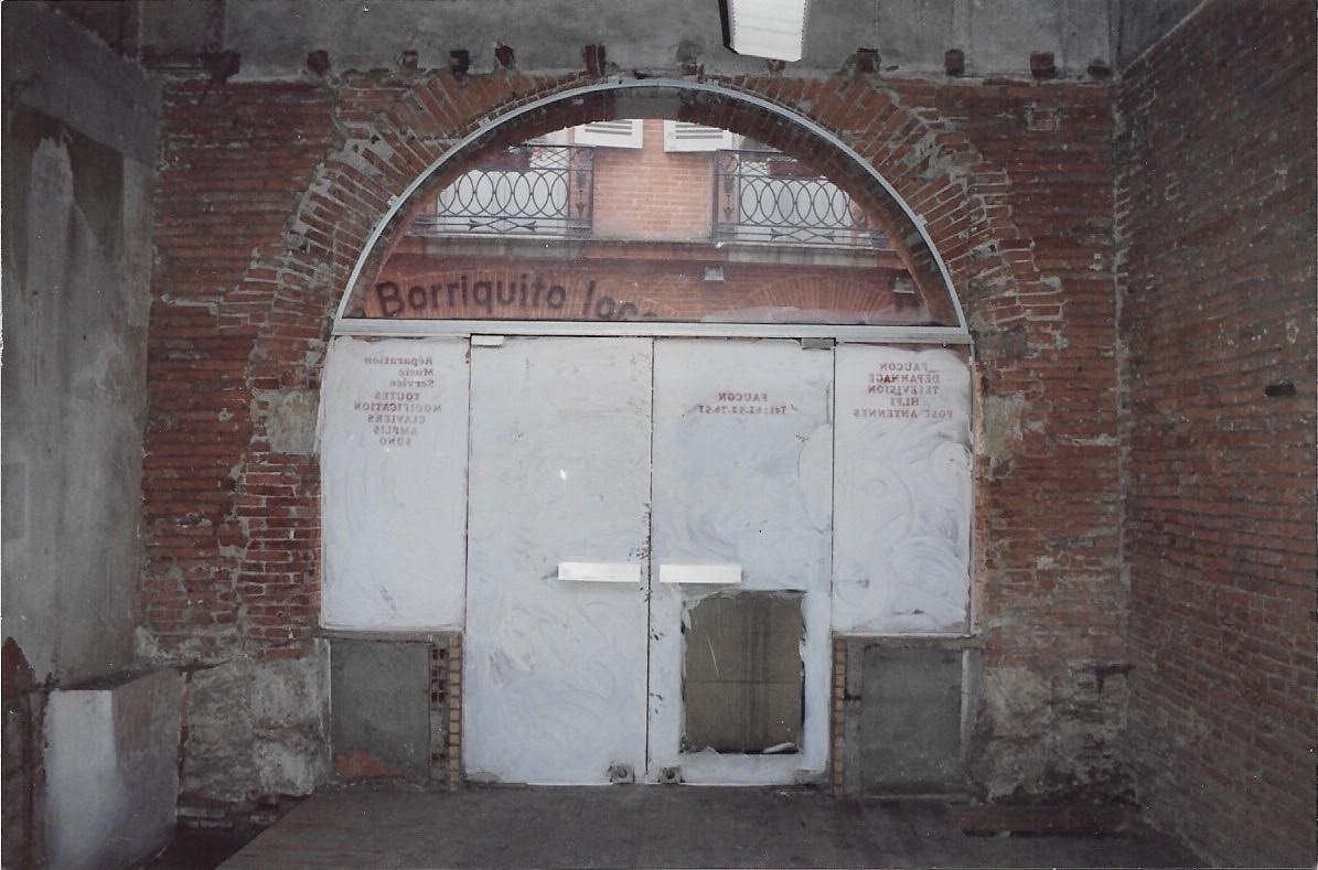 L'entrée vue de l'intérieur, arche en briques